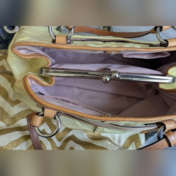 Group of Vintage Coaches . - Picture 13 of 16